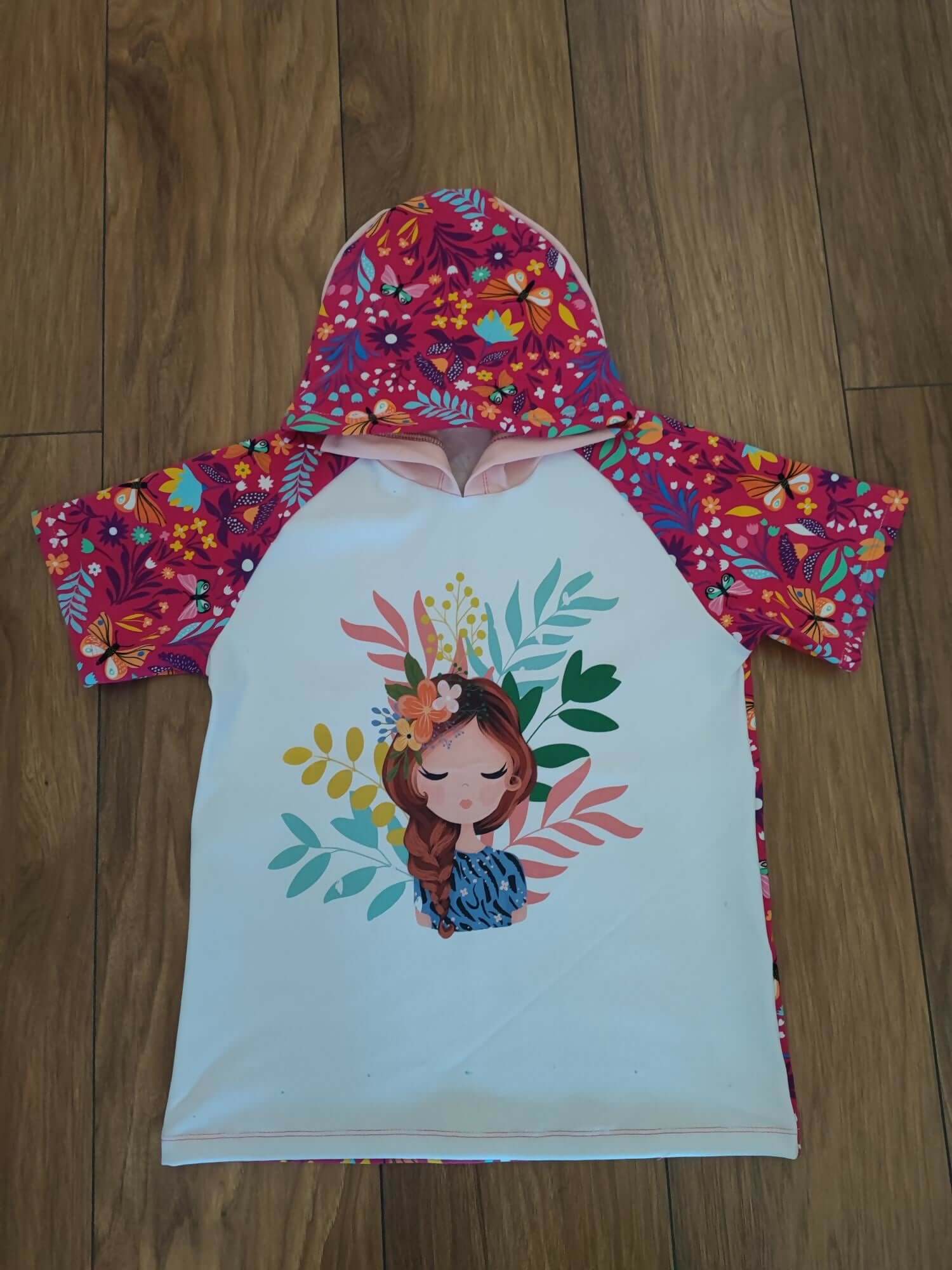 T-shirt Loulou avec capuche, motif floral coloré et illustration de fille, parfait pour le patron de couture à télécharger.
