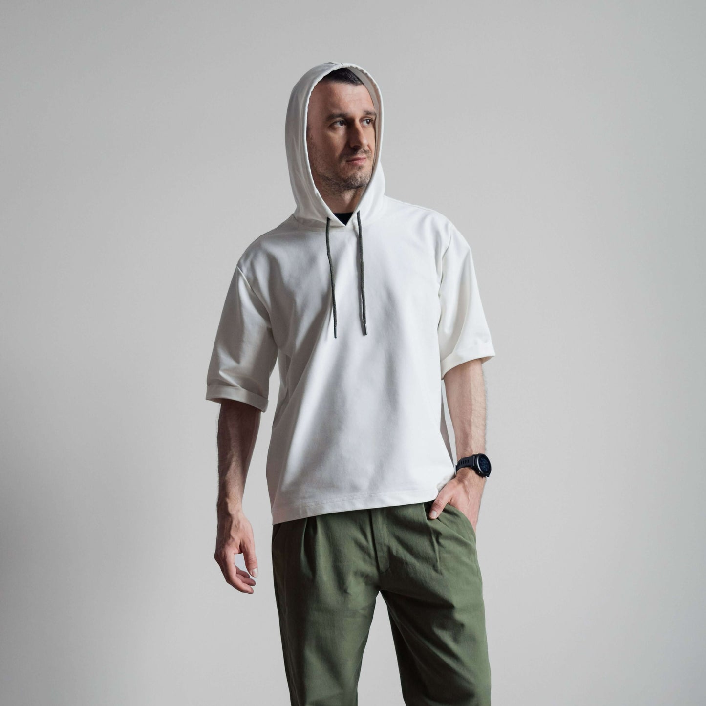 Homme portant un T-shirt - S/XXL - MISTERO avec capuche, patron de couture PDF à télécharger, niveau intermédiaire.