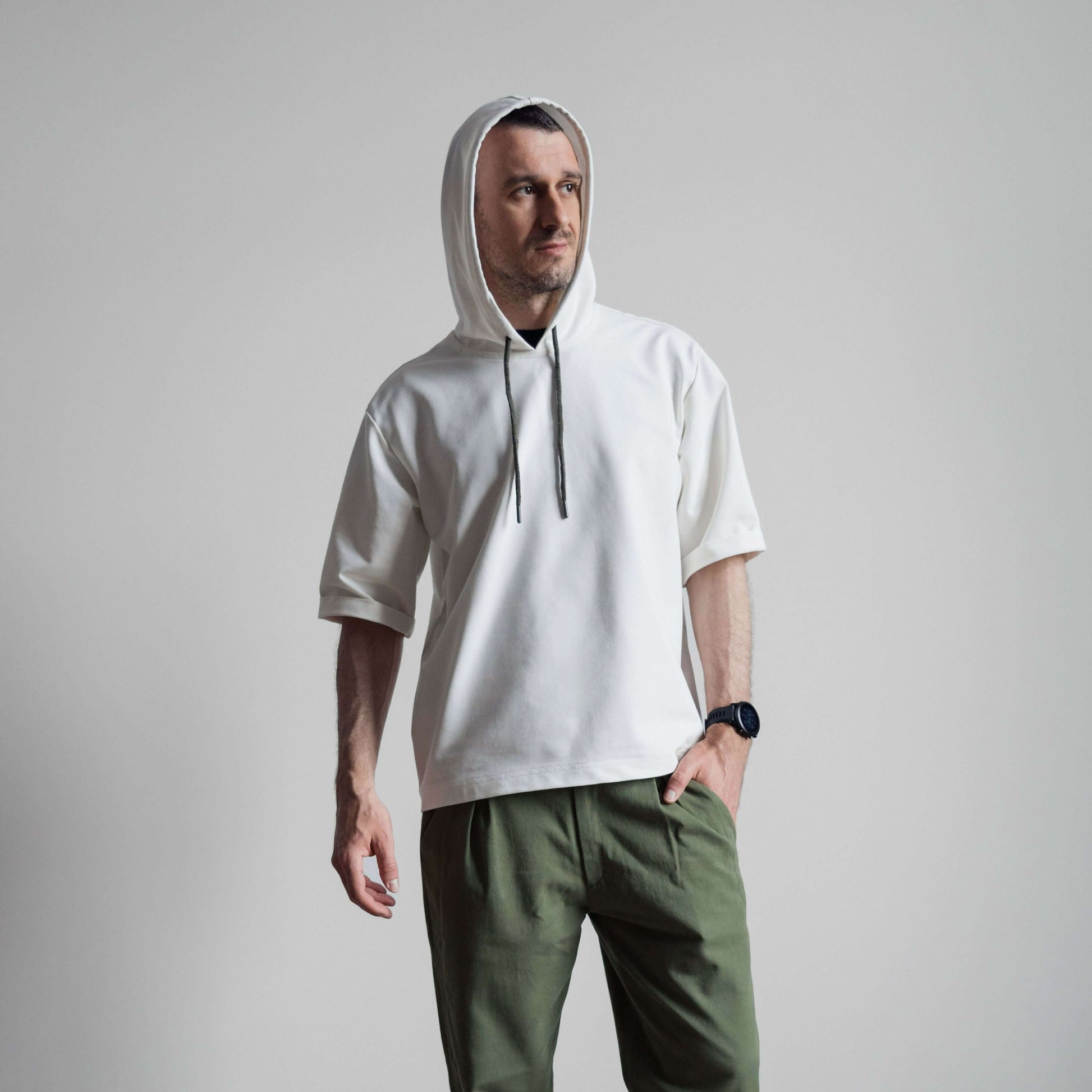 Homme portant un T-shirt - S/XXL - MISTERO avec capuche, patron de couture PDF à télécharger, niveau intermédiaire.