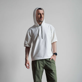 Homme portant un T-shirt - S/XXL - MISTERO avec capuche, patron de couture PDF à télécharger, niveau intermédiaire.