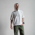Homme portant un T-shirt - S/XXL - MISTERO avec capuche, patron de couture PDF à télécharger, niveau intermédiaire.