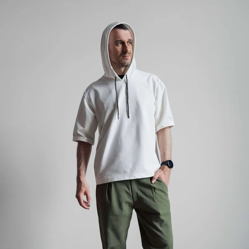 Homme portant un T-shirt - S/XXL - MISTERO avec capuche, patron de couture PDF à télécharger, niveau intermédiaire.