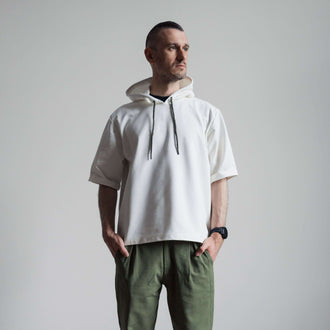 Homme portant T-shirt - S/XXL - MISTERO, patron de couture PDF à télécharger, taille intermédiaire.