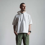Homme portant T-shirt - S/XXL - MISTERO, patron de couture PDF à télécharger, taille intermédiaire.