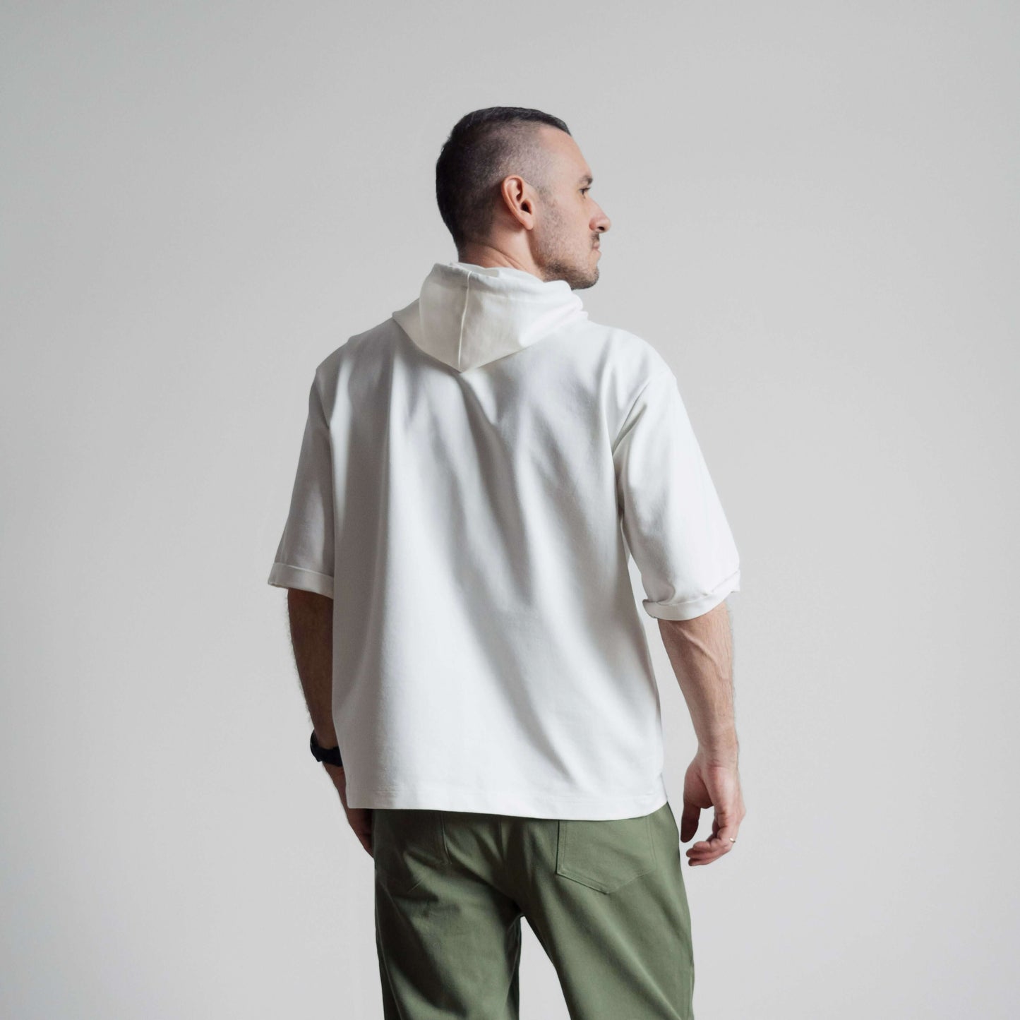 Vue arrière du T-shirt - S/XXL - MISTERO, patron de couture PDF à télécharger, homme portant un t-shirt blanc et un pantalon vert.