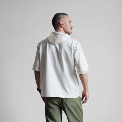 Vue arrière du T-shirt - S/XXL - MISTERO, patron de couture PDF à télécharger, homme portant un t-shirt blanc et un pantalon vert.