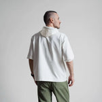 Vue arrière du T-shirt - S/XXL - MISTERO, patron de couture PDF à télécharger, homme portant un t-shirt blanc et un pantalon vert.