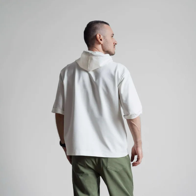 Vue arrière du T-shirt - S/XXL - MISTERO, patron de couture PDF à télécharger, homme portant un t-shirt blanc et un pantalon vert.