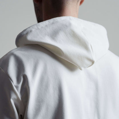 Vue arrière d'un sweat à capuche blanc, mettant en valeur le tissu et la couture intermédiaire pour le patron de couture PDF T-shirt - S/XXL - MISTERO.