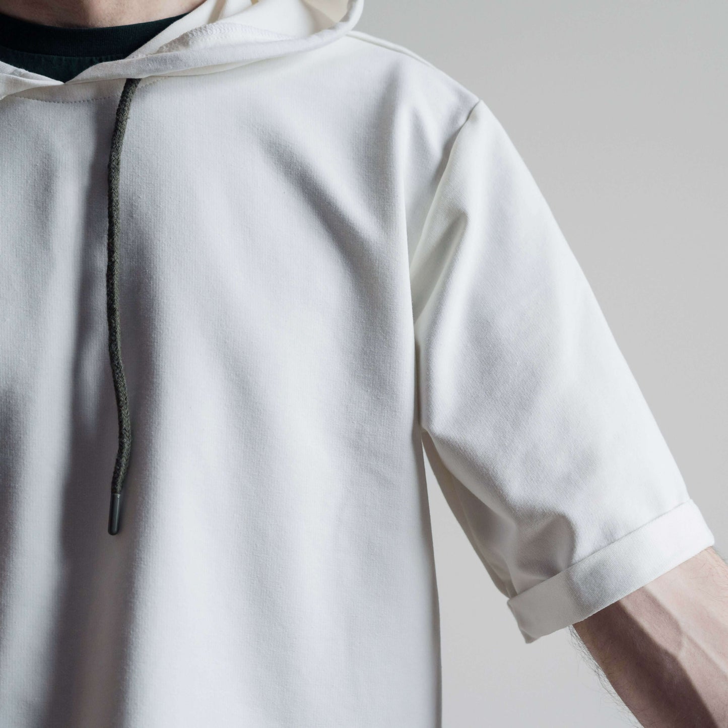 Homme portant un T-shirt - S/XXL - MISTERO, patron de couture PDF à télécharger pour niveau intermédiaire, vue partielle en gros plan.