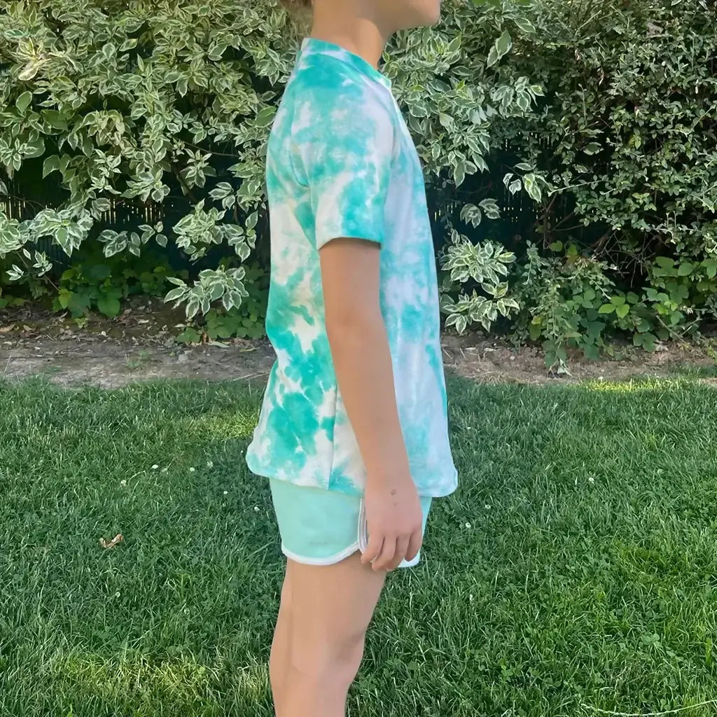 T-shirt Tao Enfants en style tie-dye, idéal pour coudre avec le patron de couture pdf à télécharger.