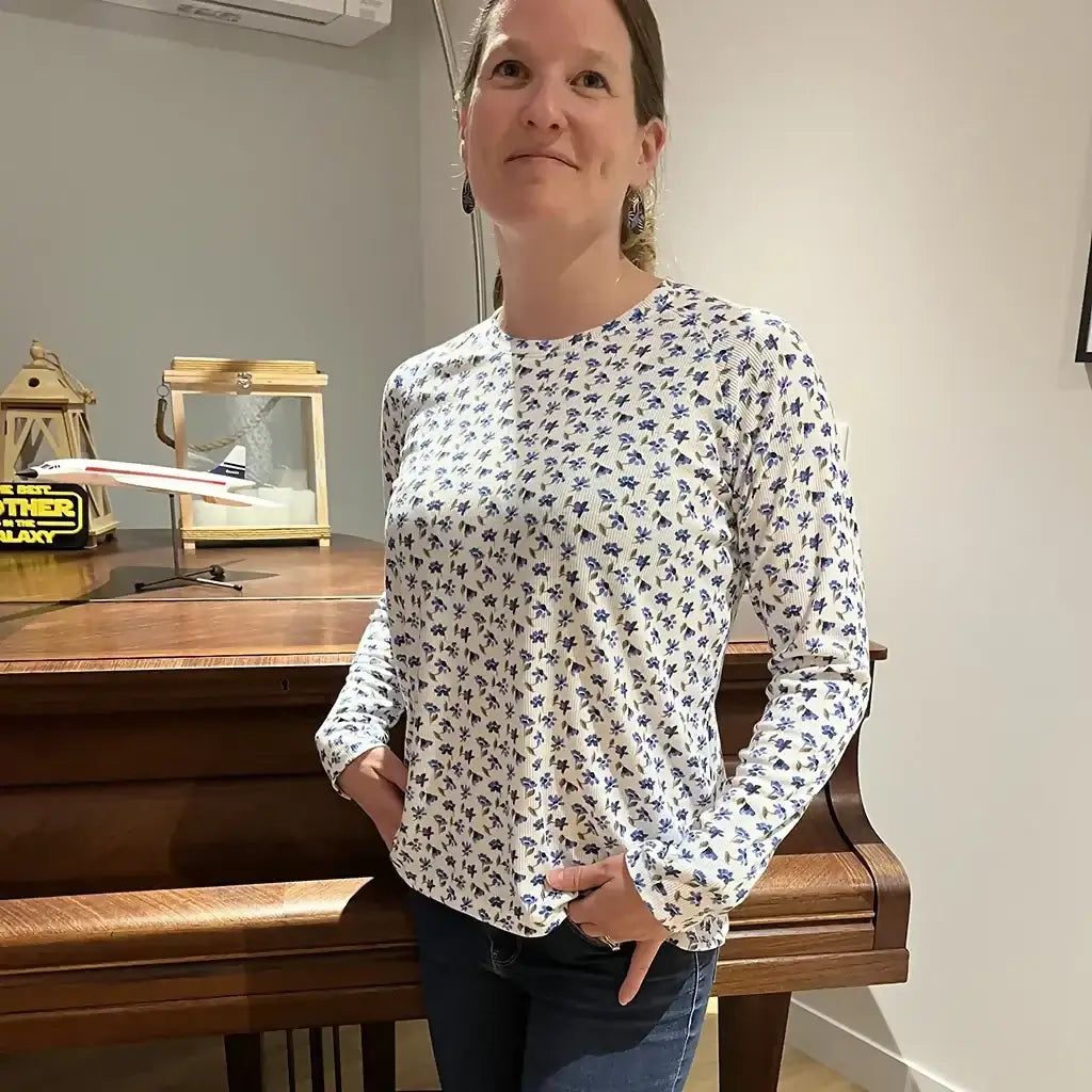 T-shirt Tao Femmes à fleurs, modélisé par une femme, confort moderne, patron de couture pdf à télécharger.