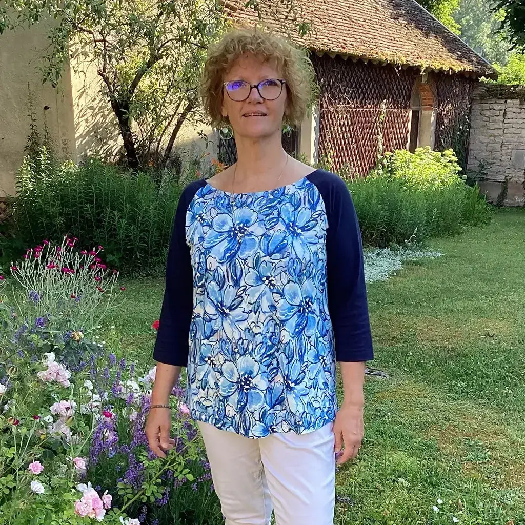 T-shirt Tao Femmes porté par une femme dans un jardin, un patron de couture pdf à télécharger.