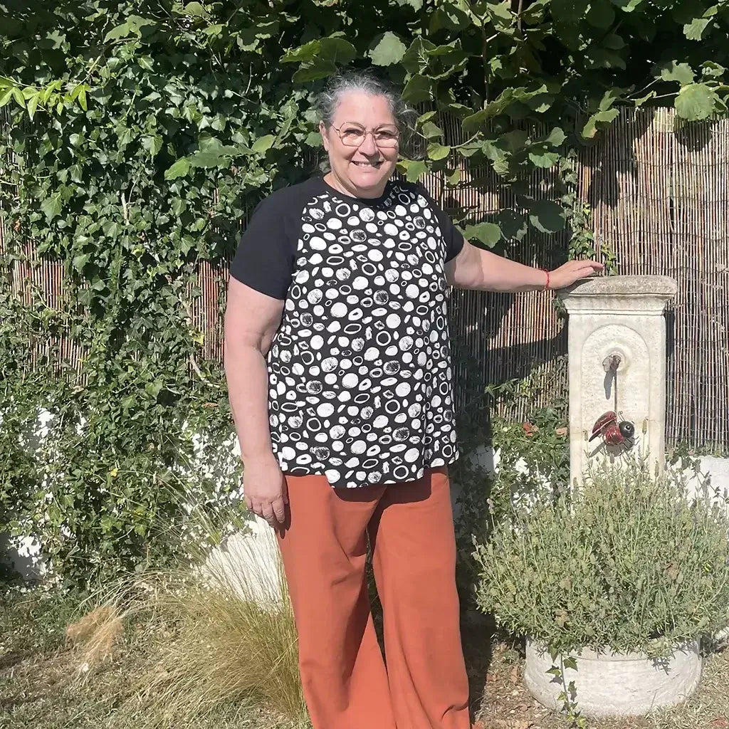 T-shirt Tao Femmes porté par une femme, affichant un design moderne avec des motifs et un confort optimal.