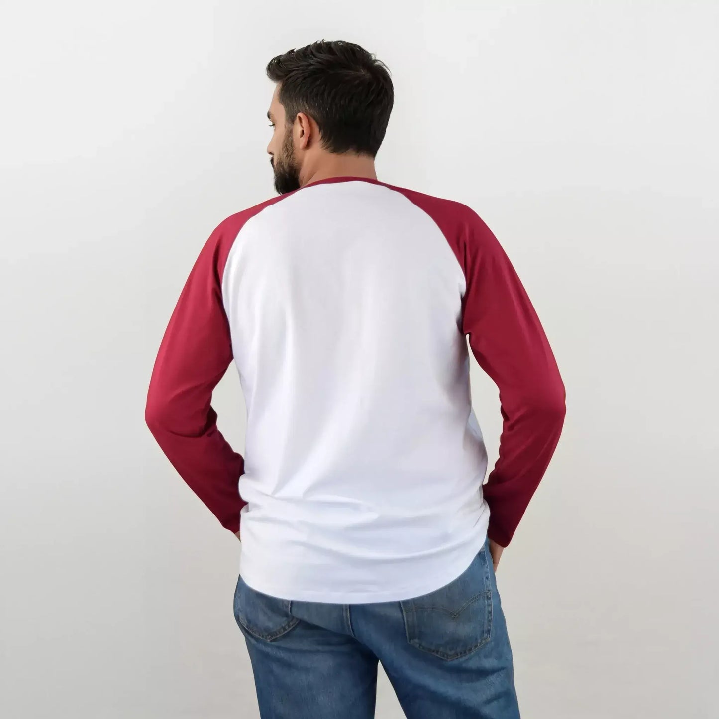 Homme portant un T-shirt Tao Hommes à manches longues rouges, vue de dos.