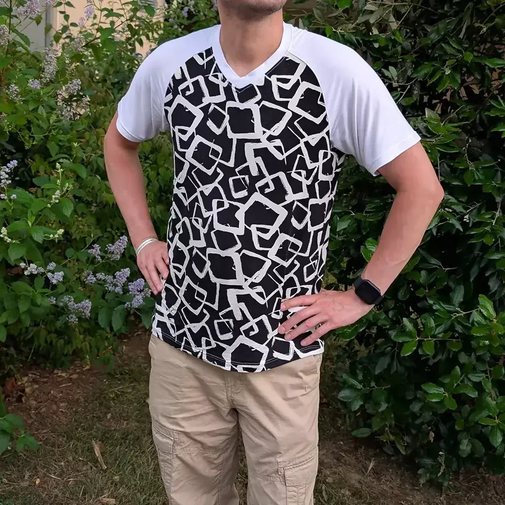 T-shirt Tao Hommes avec un design moderne en noir et blanc, idéal pour le quotidien, patron de couture pdf à télécharger.