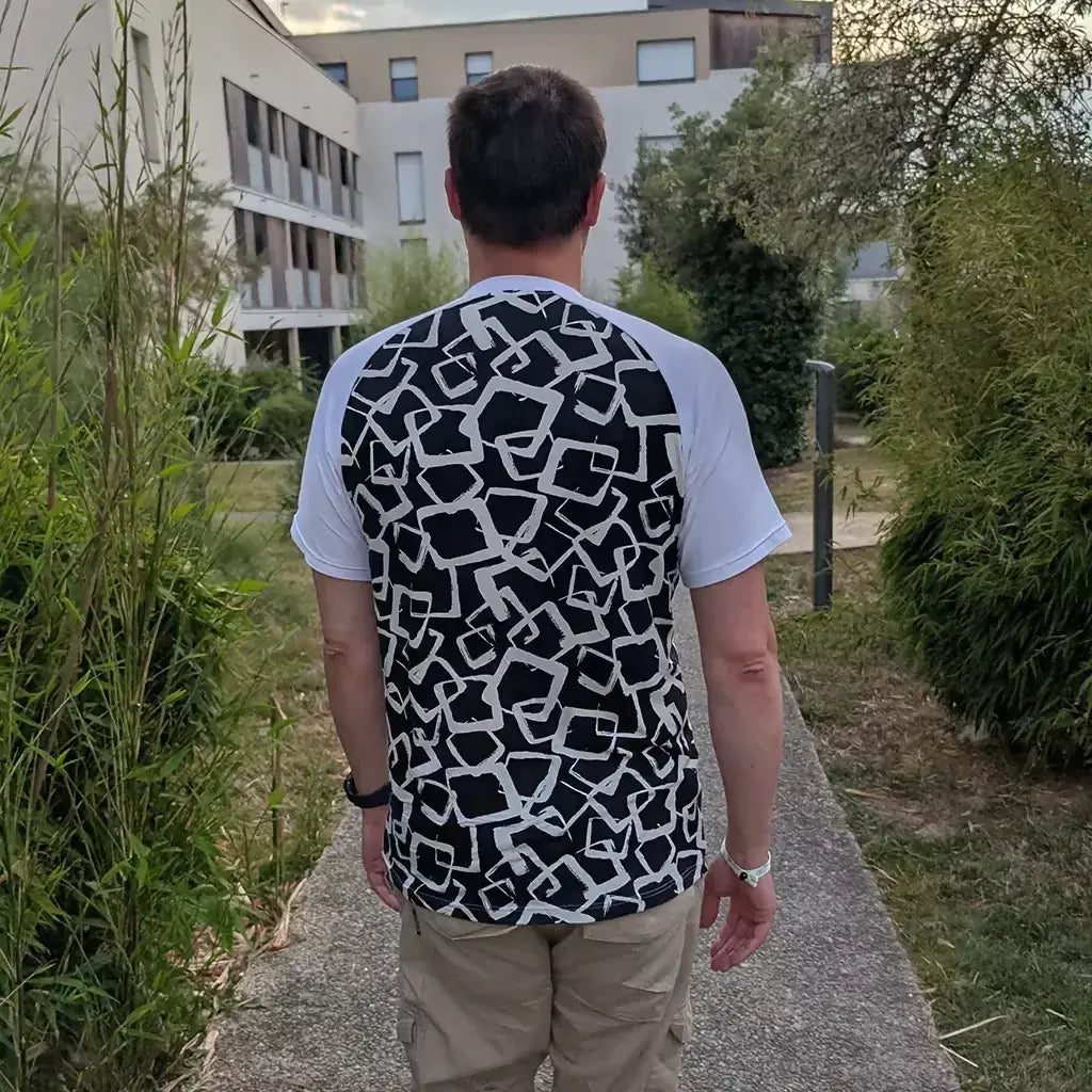 T-shirt Tao Hommes avec un design graphique moderne, parfait pour le quotidien, patron de couture pdf à télécharger.