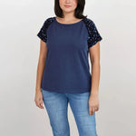 Femme portant un T-shirt Tao Pack Famille bleu avec manches raglan en sequins, patron de couture pdf à télécharger disponible.