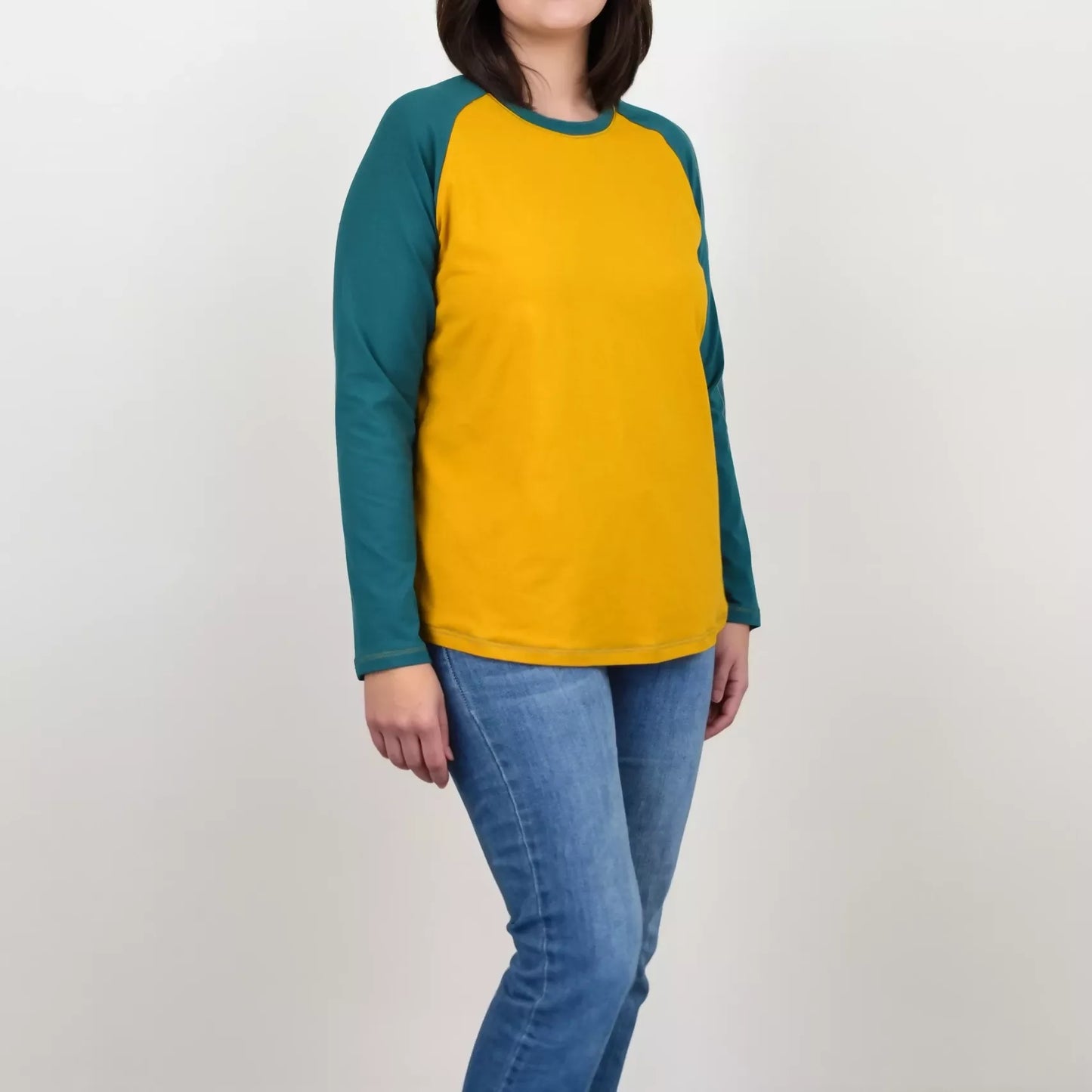 Modèle féminin portant un T-shirt Tao Pack Famille, patron de couture pdf à télécharger, manches longues contrastées.