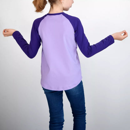 Fille portant un T-shirt Tao Pack Famille violet avec manches raglan longues, patron de couture pdf à télécharger.