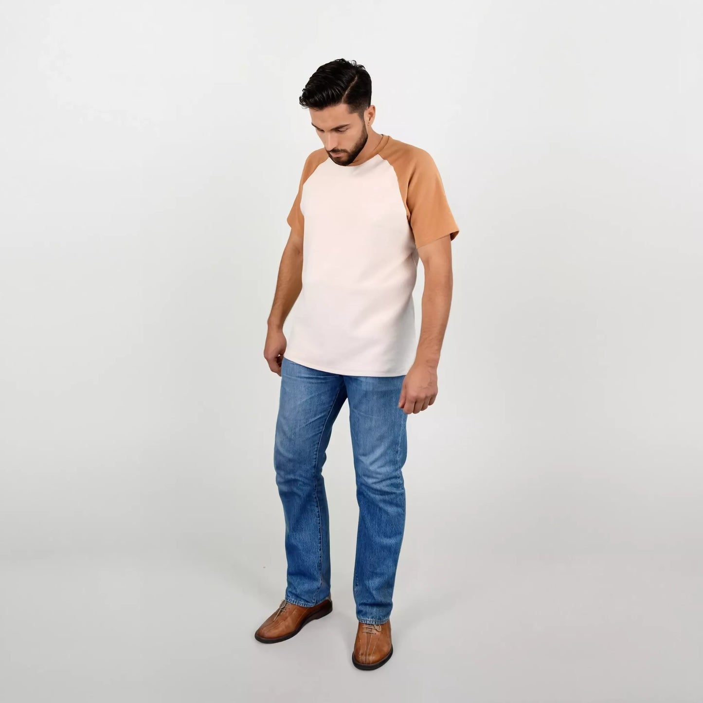 Homme portant un T-shirt Tao Pack Famille à manches raglan, exemplaire du patron de couture pdf à télécharger, moderne et personnalisable.