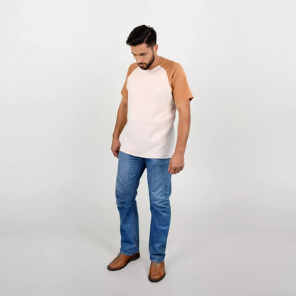 Homme portant un T-shirt Tao Pack Famille à manches raglan, exemplaire du patron de couture pdf à télécharger, moderne et personnalisable.