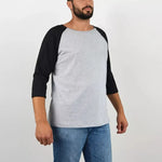 Homme portant un T-shirt Tao Pack Famille avec manches raglan noires, patron de couture pdf à télécharger, idéal pour toute la famille.