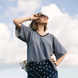 Femme portant T-shirt femme - XXS/L - LIBERTINA, patron de couture PDF à télécharger, avec vue sur un ciel en arrière-plan.
