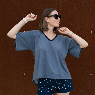 Femme portant un T-shirt bleu avec shorts à pois, illustrant le T-shirt femme - XXS/L - LIBERTINA, patron de couture PDF à télécharger.