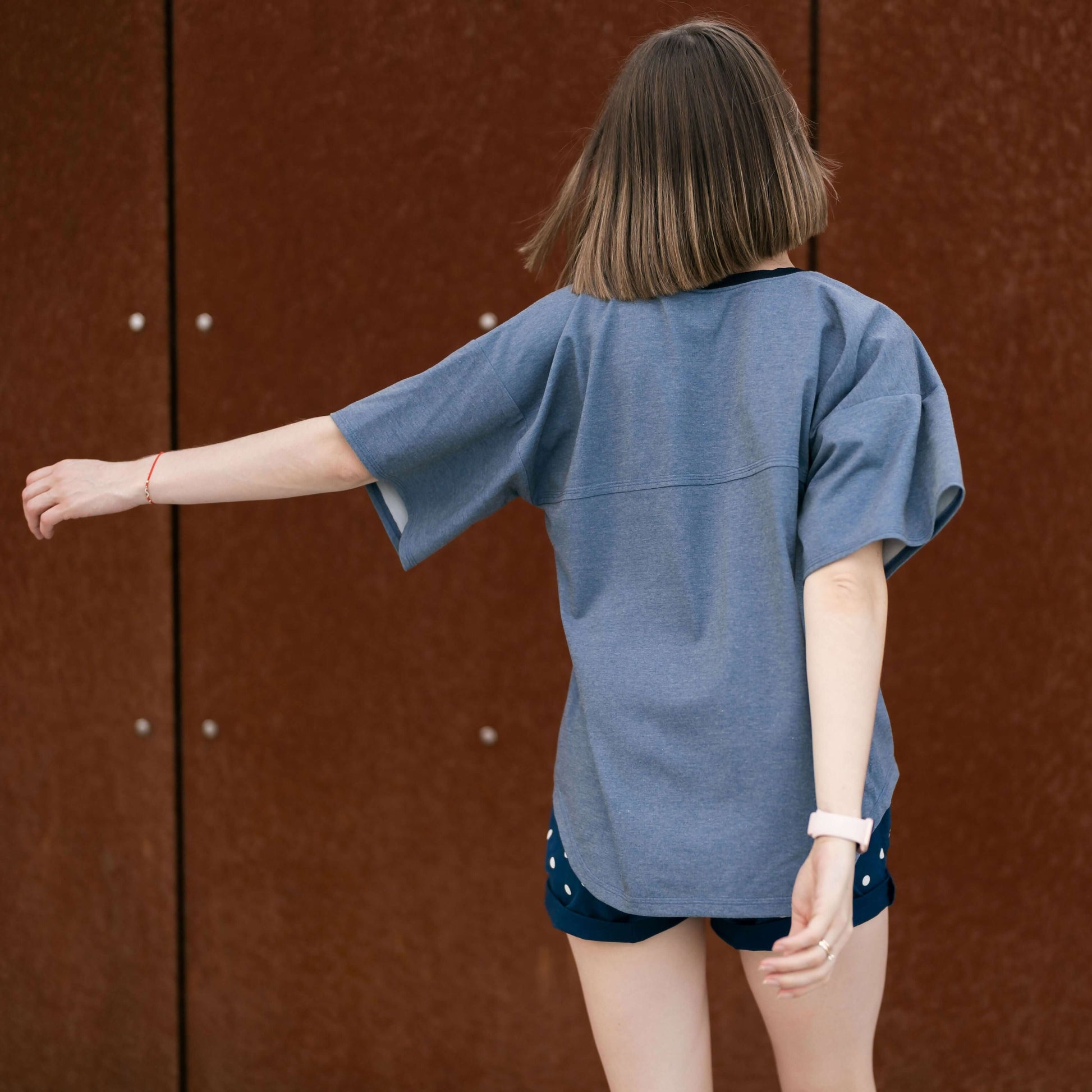 T-shirt femme - XXS/L - LIBERTINA porté, patron de couture pdf à télécharger intermédiaire, vue de dos en milieu urbain.