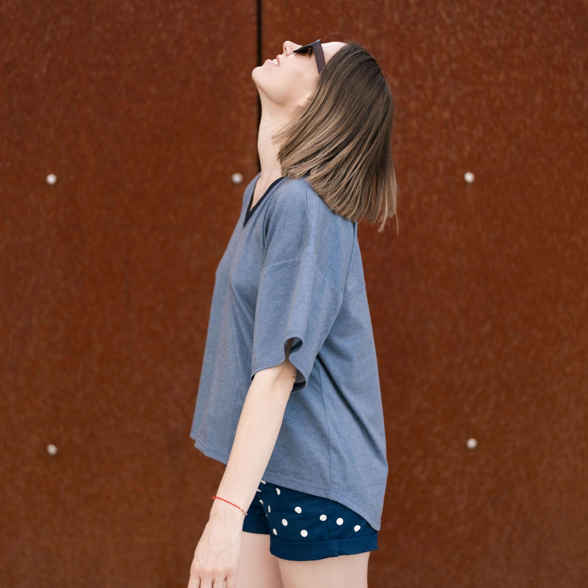 Femme portant un T-shirt femme - XXS/L - LIBERTINA, patron de couture PDF à télécharger, vue de profil dans un décor urbain.