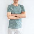 Homme portant le T-shirt homme, 42 au 62, 5 statures – Basilic, rayé vert et blanc, patron de couture pdf à télécharger.