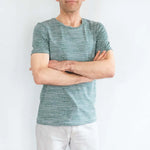 Homme portant le T-shirt homme, 42 au 62, 5 statures – Basilic, rayé vert et blanc, patron de couture pdf à télécharger.