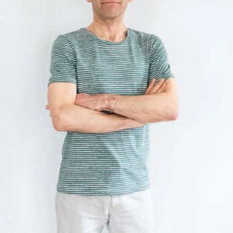 Homme portant le T-shirt homme, 42 au 62, 5 statures – Basilic, rayé vert et blanc, patron de couture pdf à télécharger.