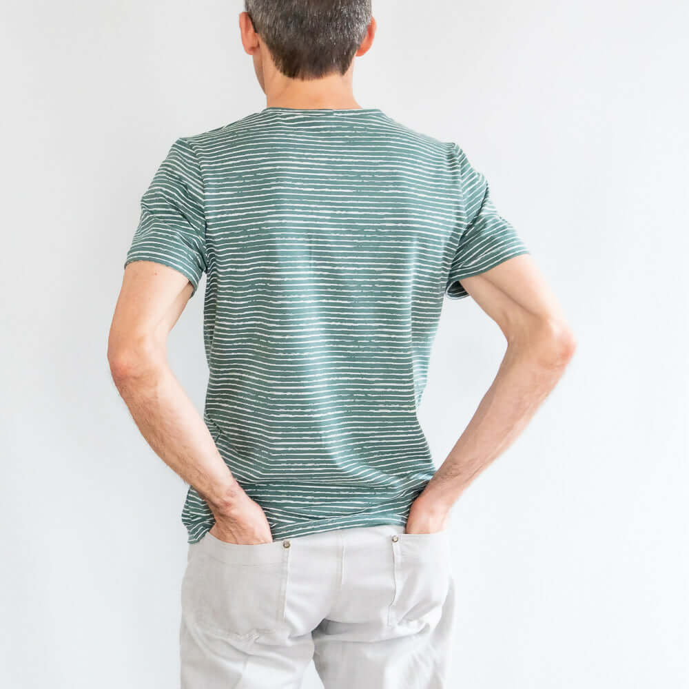 Homme portant un T-shirt rayé, "T-shirt homme, 42 au 62, 5 statures – Basilic", patron de couture pdf à télécharger.