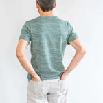 Homme portant un T-shirt rayé, "T-shirt homme, 42 au 62, 5 statures – Basilic", patron de couture pdf à télécharger.