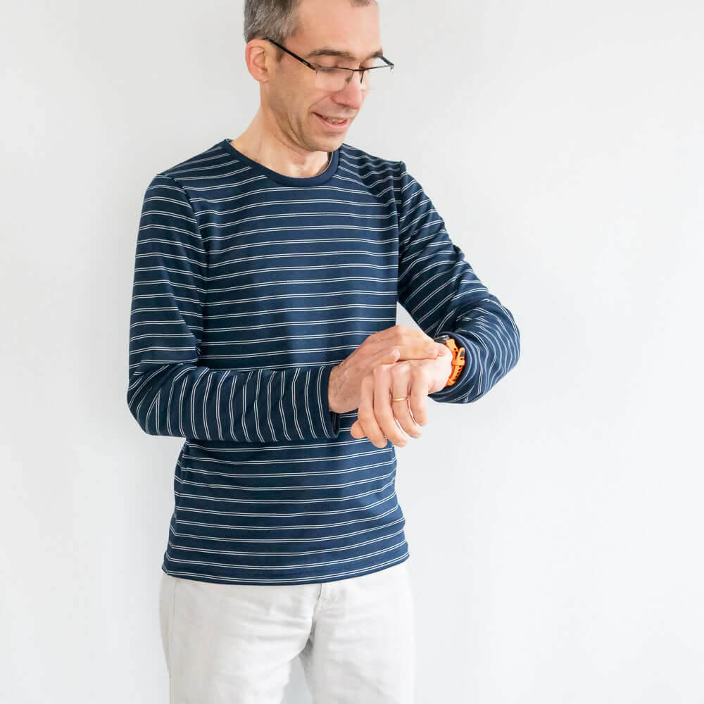 Homme portant un T-shirt homme, 42 au 62, 5 statures – Basilic, patron de couture PDF à télécharger.