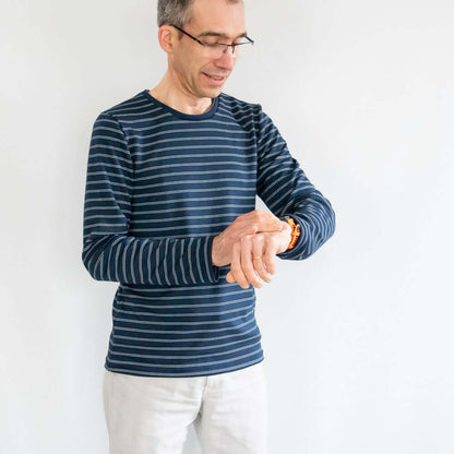 Homme portant un T-shirt homme, 42 au 62, 5 statures – Basilic, patron de couture PDF à télécharger.