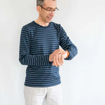 Homme portant un T-shirt homme, 42 au 62, 5 statures – Basilic, patron de couture PDF à télécharger.
