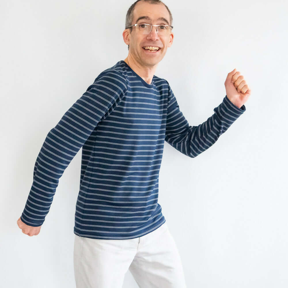 Homme portant un T-shirt homme, 42 au 62, 5 statures – Basilic à rayures bleu et blanc, patron de couture pdf à télécharger.