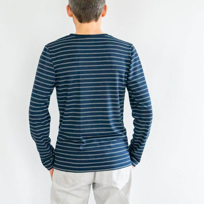 Homme portant un T-shirt homme, 42 au 62, 5 statures – Basilic à rayures, manches longues, patron de couture pdf à télécharger.