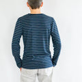 Homme portant un T-shirt homme, 42 au 62, 5 statures – Basilic à rayures, manches longues, patron de couture pdf à télécharger.