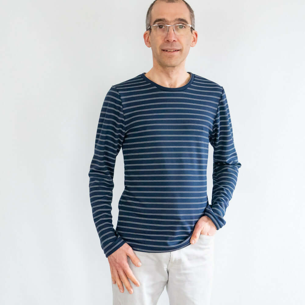 Homme portant le T-shirt homme, 42 au 62, 5 statures – Basilic à manches longues, patron de couture pdf à télécharger inclus.