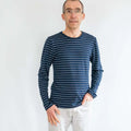 Homme portant le T-shirt homme, 42 au 62, 5 statures – Basilic à manches longues, patron de couture pdf à télécharger inclus.