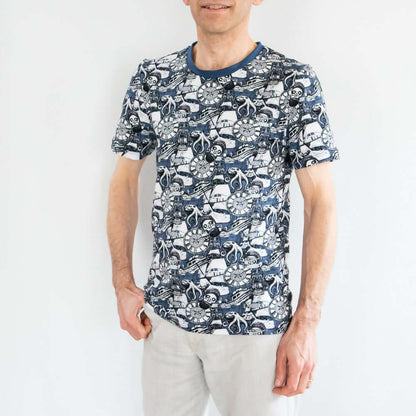 Homme portant un T-shirt homme, 42 au 62, 5 statures – Basilic, motif graphique, patron de couture PDF à télécharger.