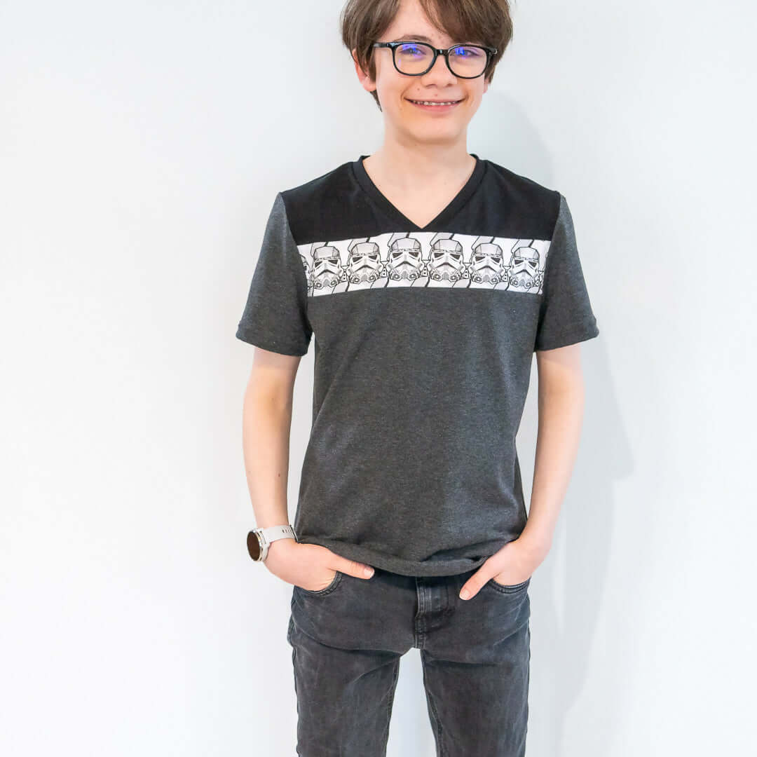 Homme portant le T-shirt homme, 42 au 62, 5 statures – Origan, manches courtes et encolure V, patron de couture pdf à télécharger.