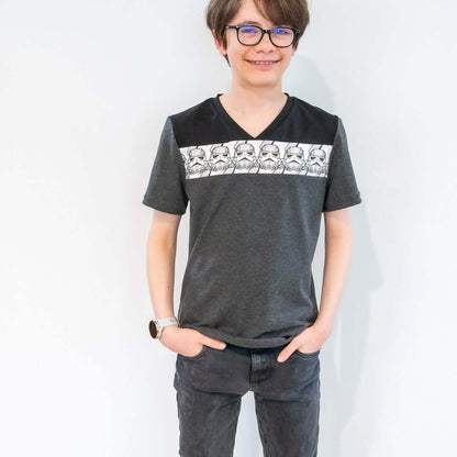 Homme portant le T-shirt homme, 42 au 62, 5 statures – Origan, manches courtes et encolure V, patron de couture pdf à télécharger.