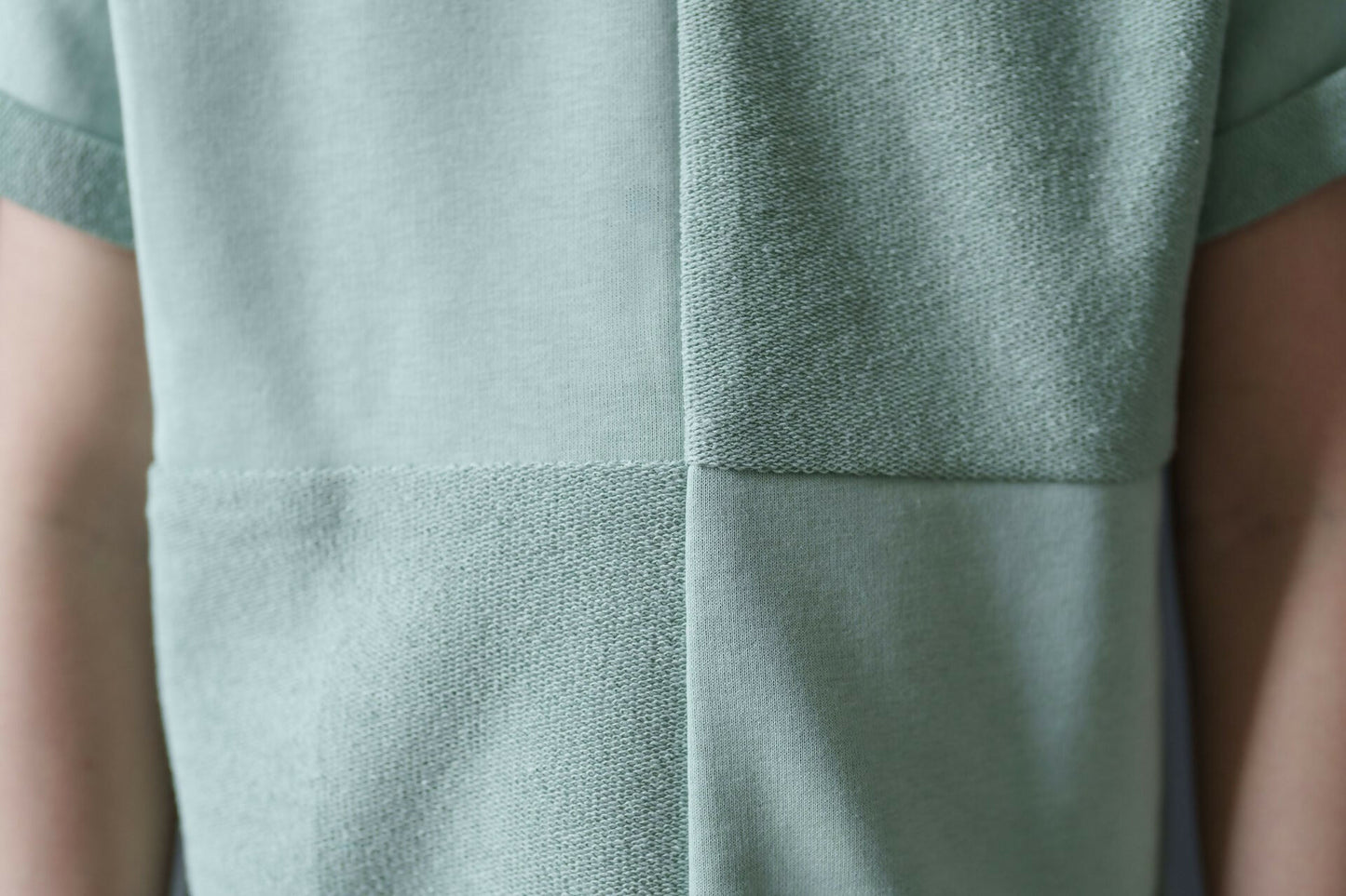 Détail du tissu T-shirt homme - XS/M - BLACK SWAN, patron de couture pdf à télécharger, niveau intermédiaire.