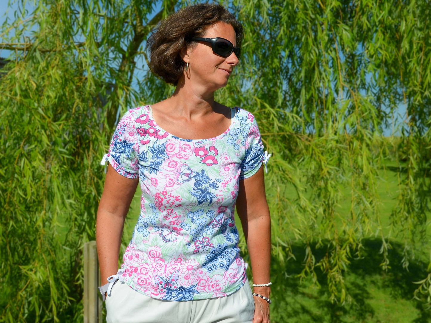 Femme portant un TShirt / Débardeur SPRITZ, patron de couture pdf à télécharger, dans un jardin verdoyant.