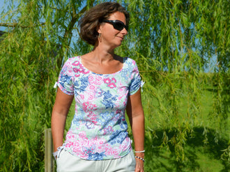 Femme portant un TShirt / Débardeur SPRITZ, patron de couture pdf à télécharger, dans un jardin verdoyant.